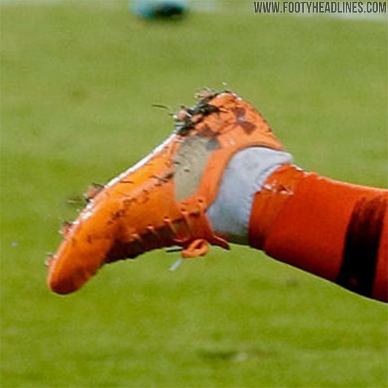 Memphis depay under armour top boots